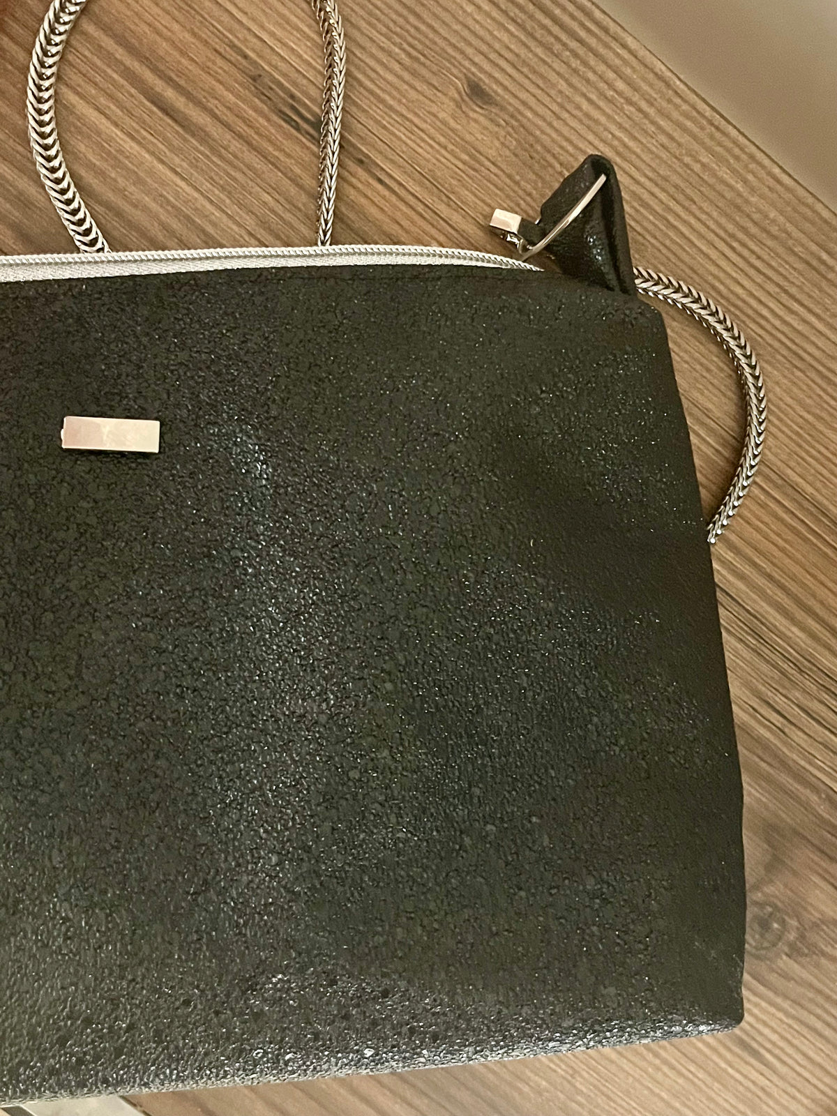 Sac à main noir en simili cuir brillant