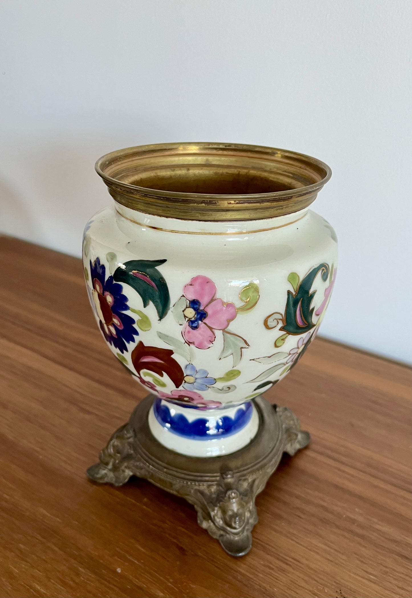 Vase ancien en faïence polychrome sur socle en métal – 19 cm