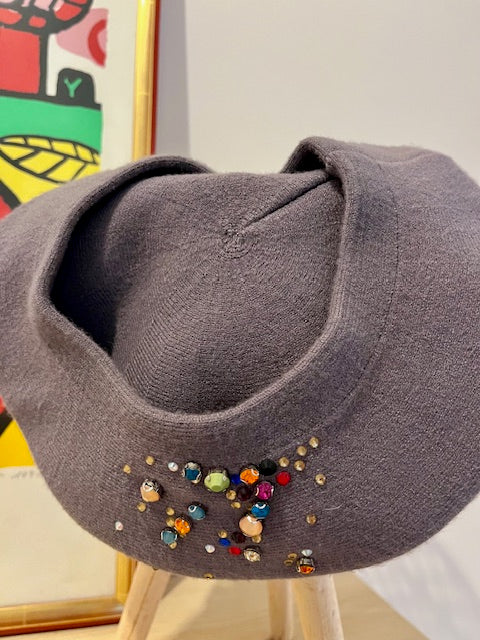 Beret gris avec perles