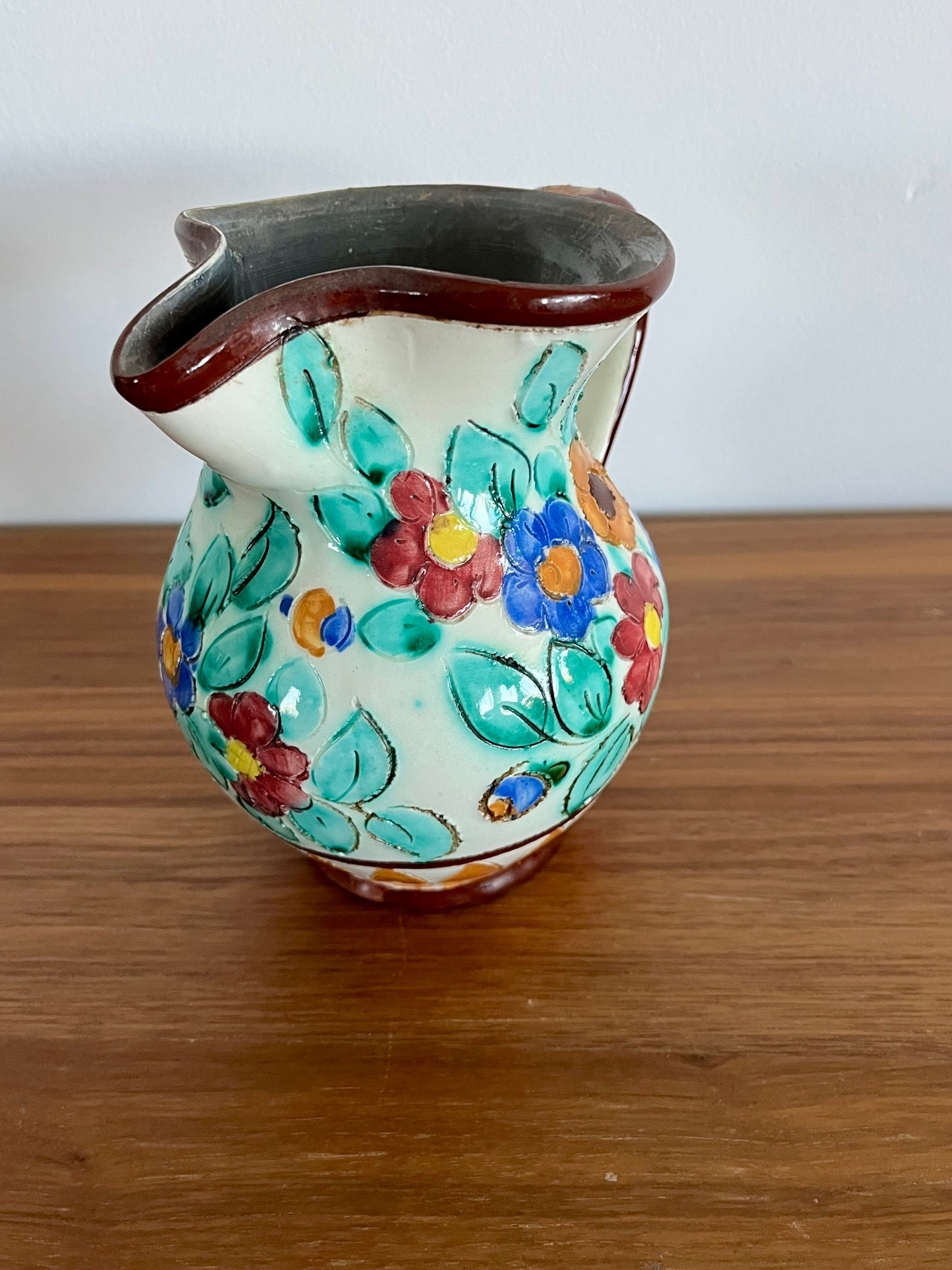 Pot à eau en céramique artisanale – Décor floral polychrome