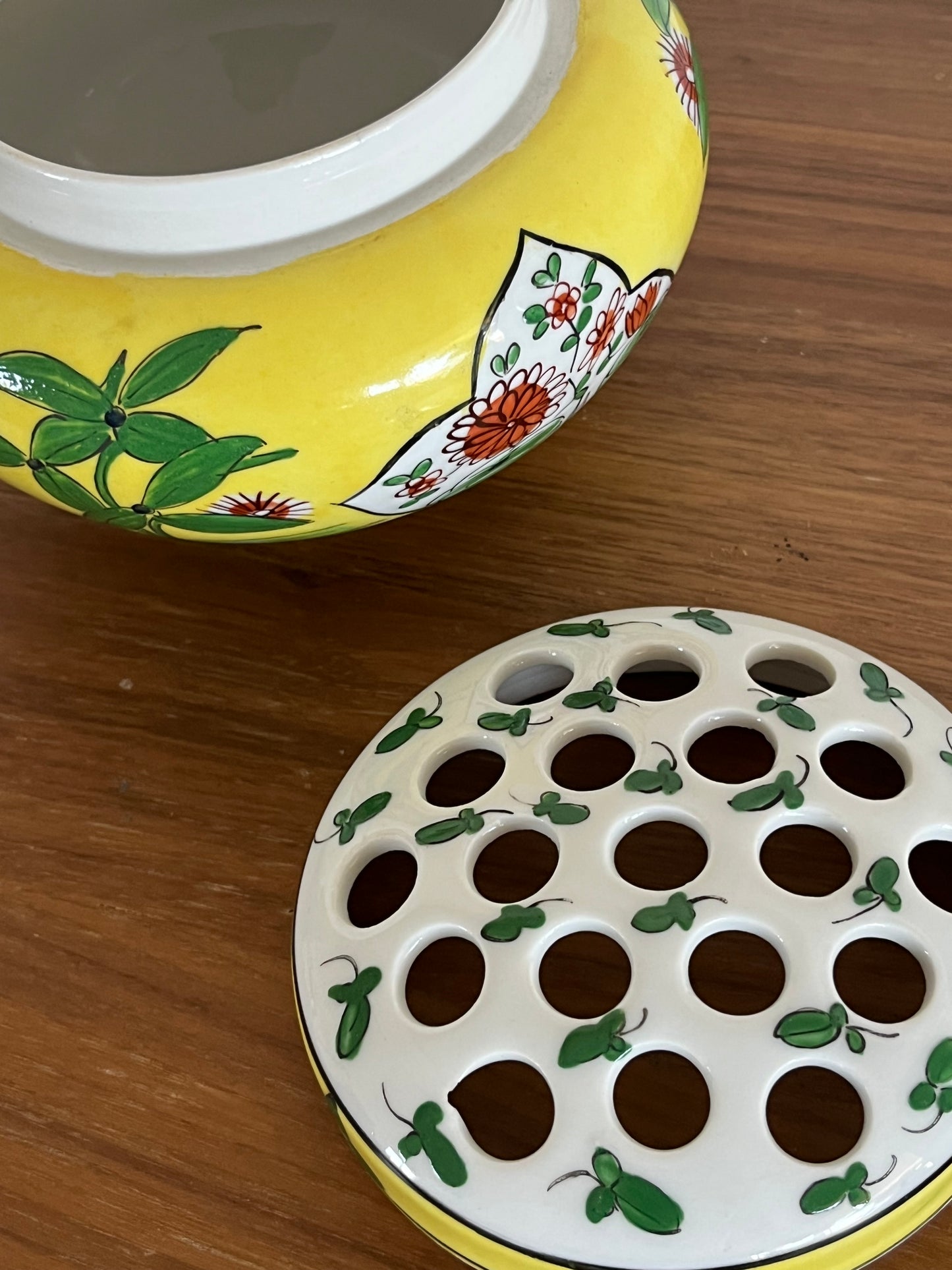 🌼 Vase pique-fleurs ancien en porcelaine de Limoges – Décor floral peint main jaune