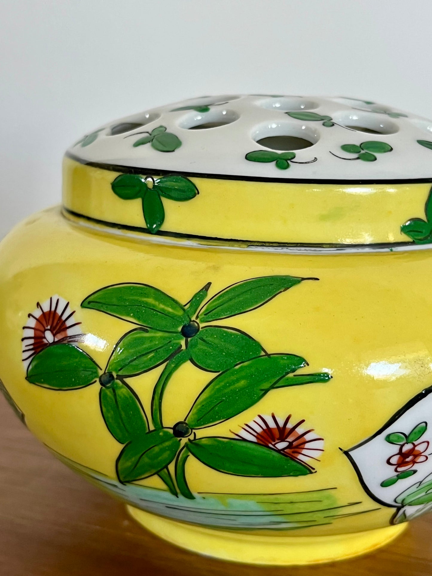 🌼 Vase pique-fleurs ancien en porcelaine de Limoges – Décor floral peint main jaune