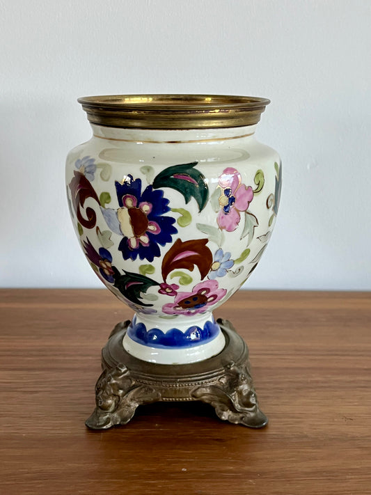 Vase ancien en faïence polychrome sur socle en métal – 19 cm