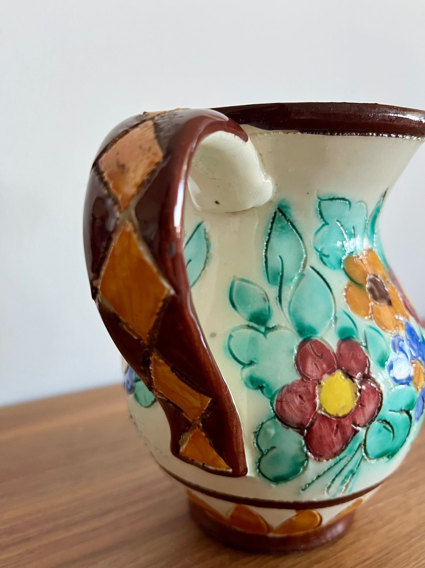 Pot à eau en céramique artisanale – Décor floral polychrome