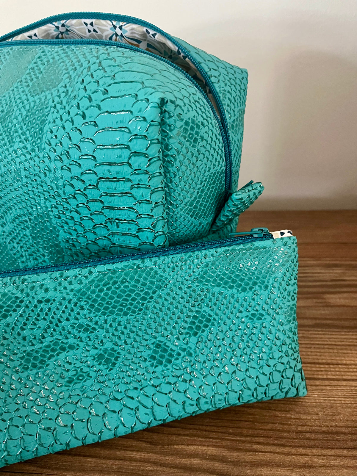 Trousse de toilette turquoise effet croco & pochette assortie