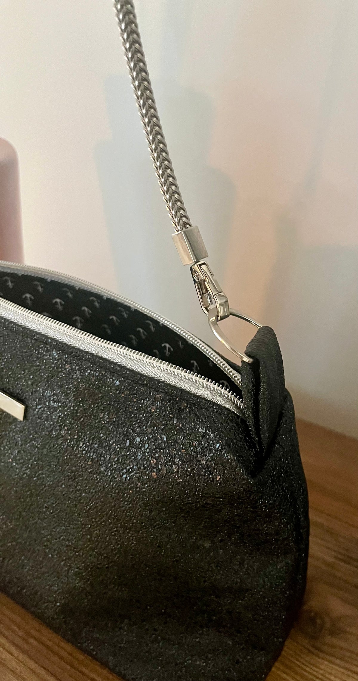 Sac à main noir en simili cuir brillant