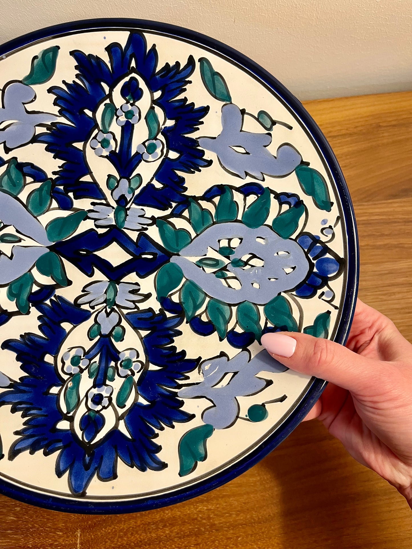 Assiette décorative en céramique peinte à la main – décor floral bleu et vert