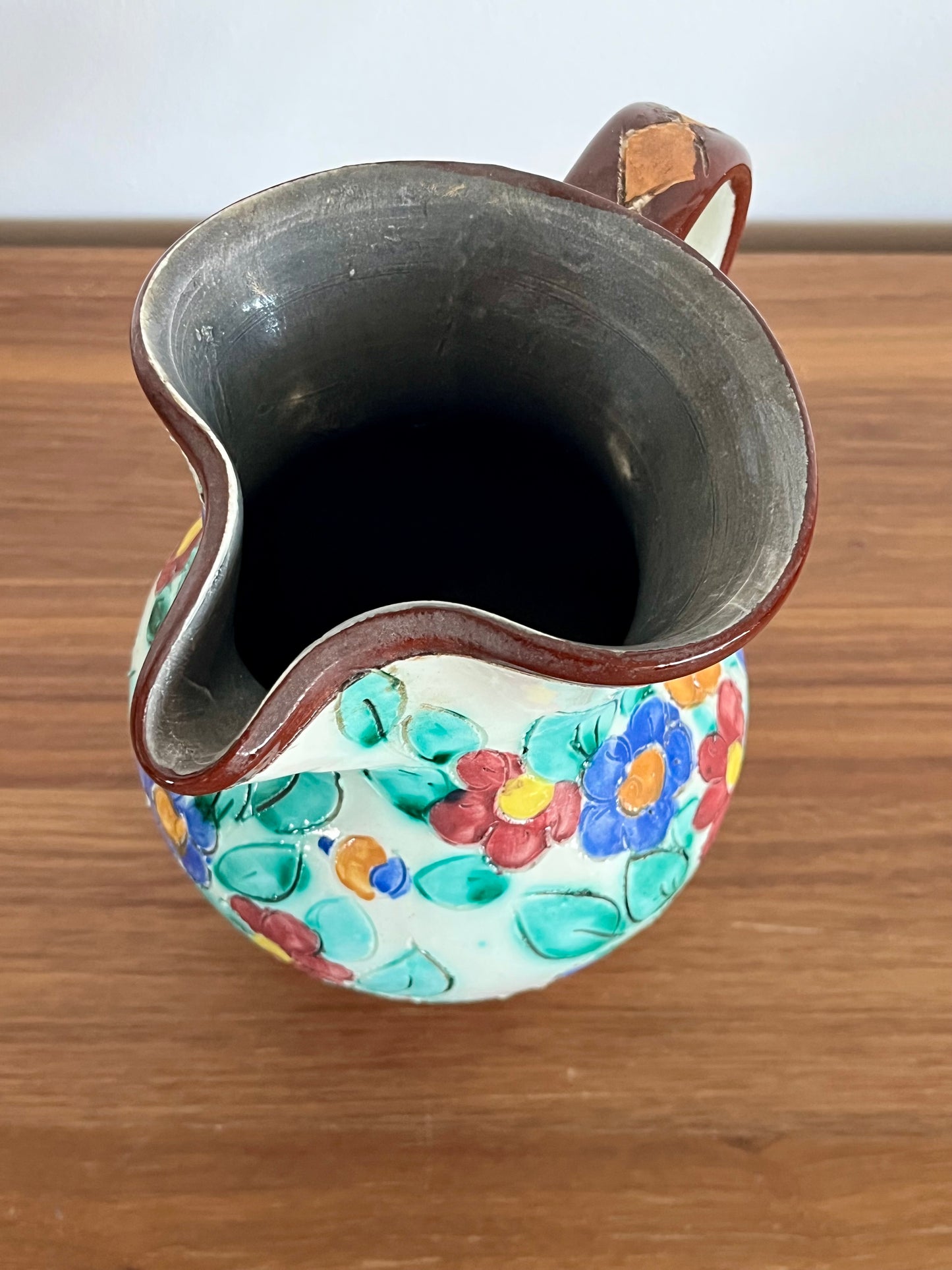 Pot à eau en céramique artisanale – Décor floral polychrome