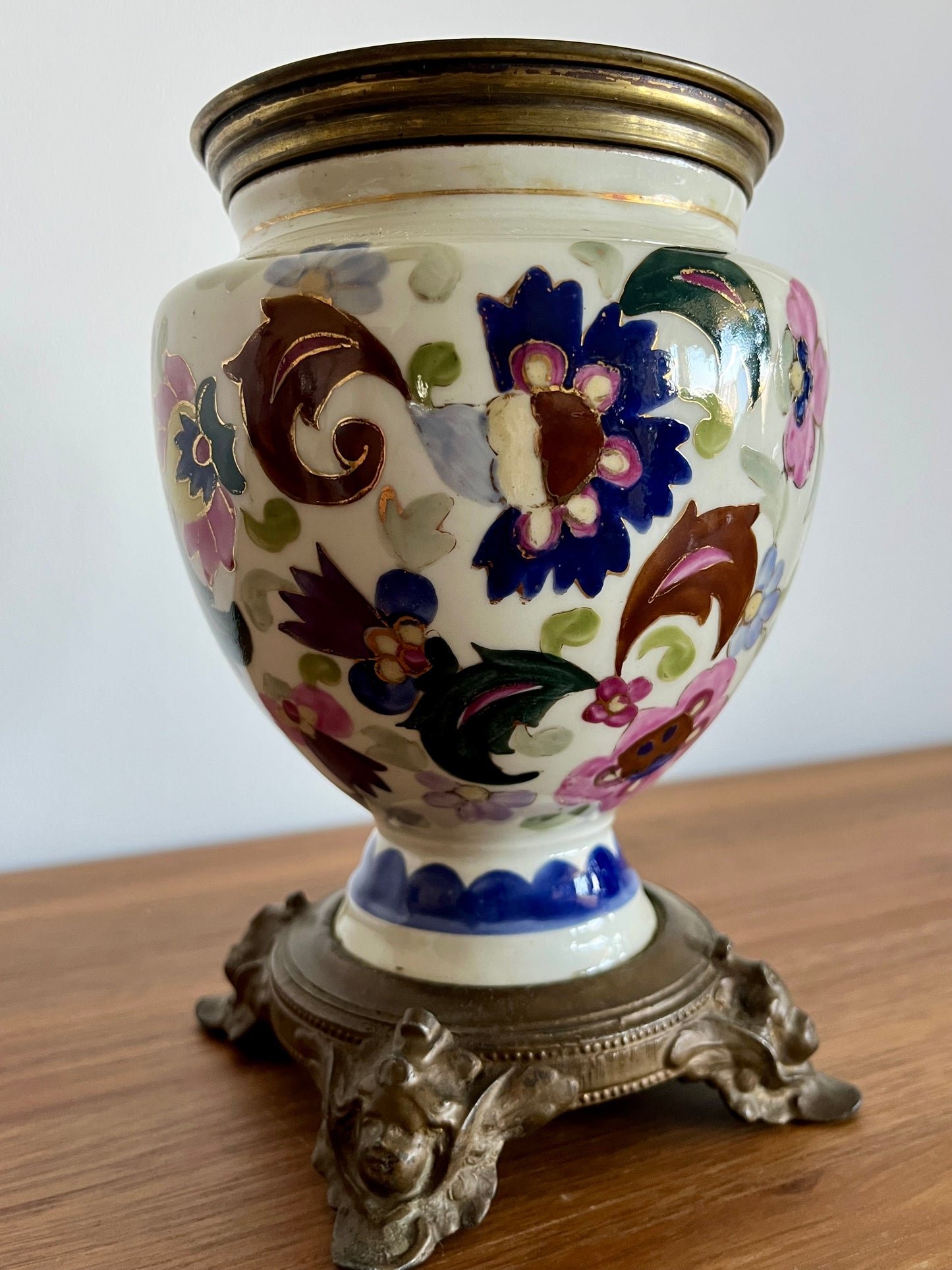 Vase ancien en faïence polychrome sur socle en métal – 19 cm