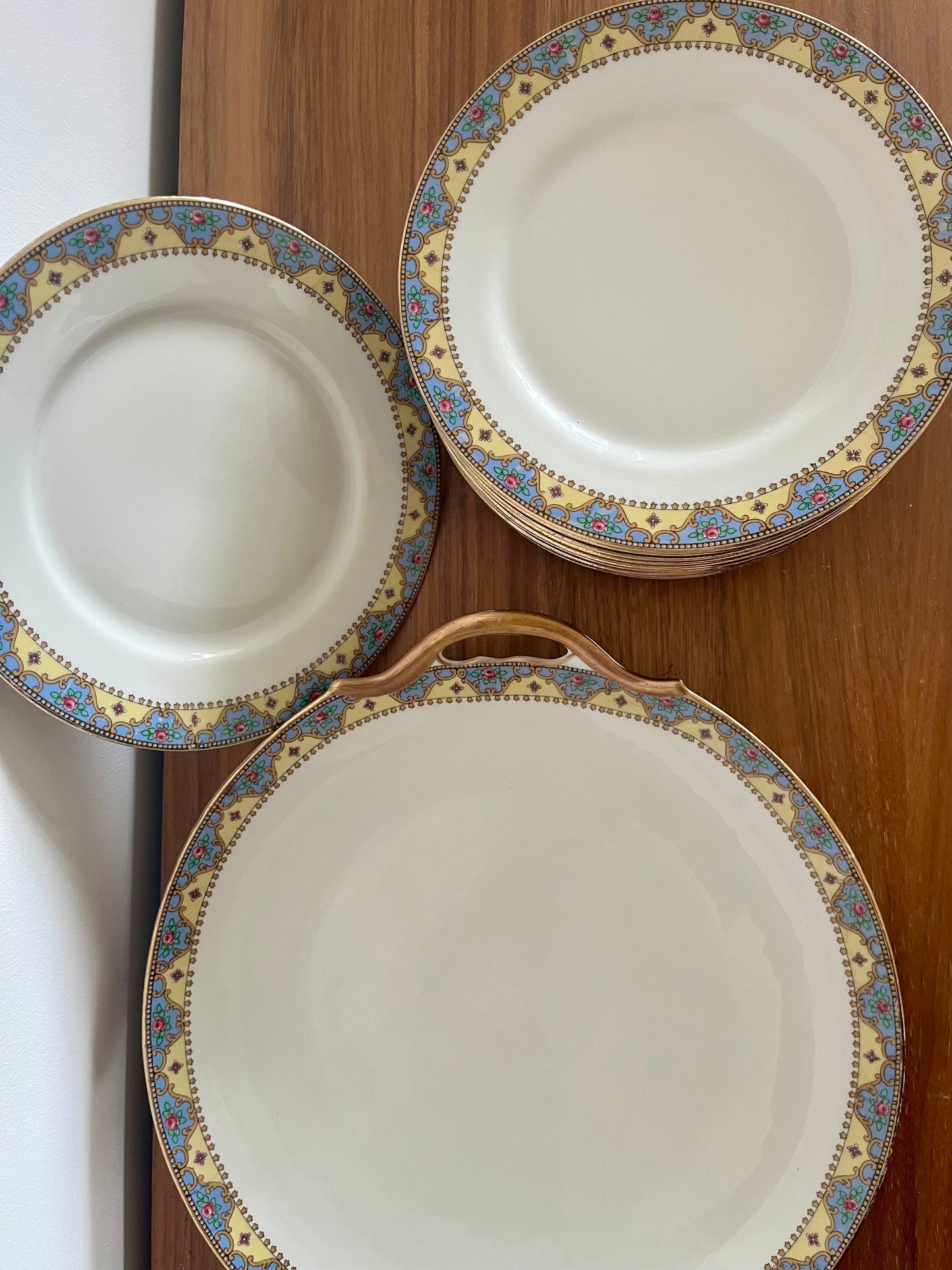 Plat à dessert en porcelaine de Limoges – décor floral et doré