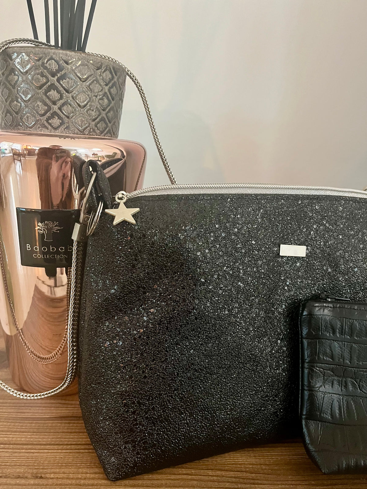 Sac à main noir en simili cuir brillant