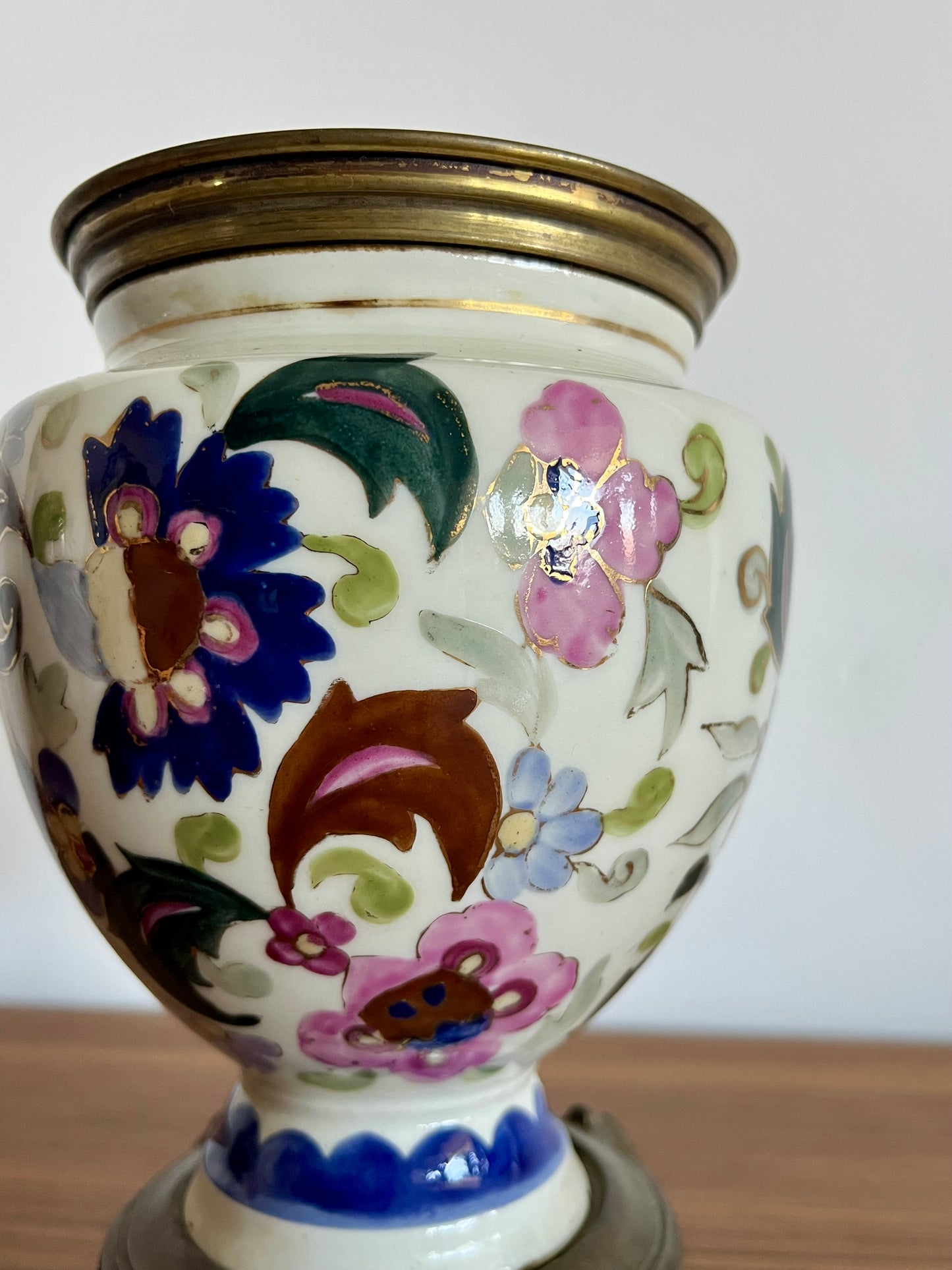 Vase ancien en faïence polychrome sur socle en métal – 19 cm