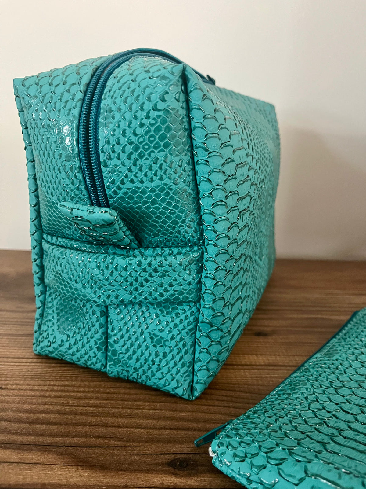 Trousse de toilette turquoise effet croco & pochette assortie