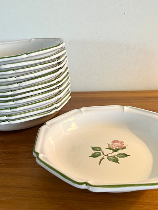 Assiettes creuses vintage en faïence – décor roses peint à la main (lot de 12)