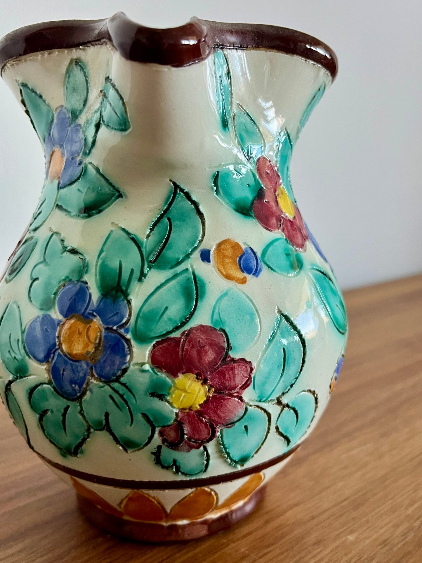 Pot à eau en céramique artisanale – Décor floral polychrome