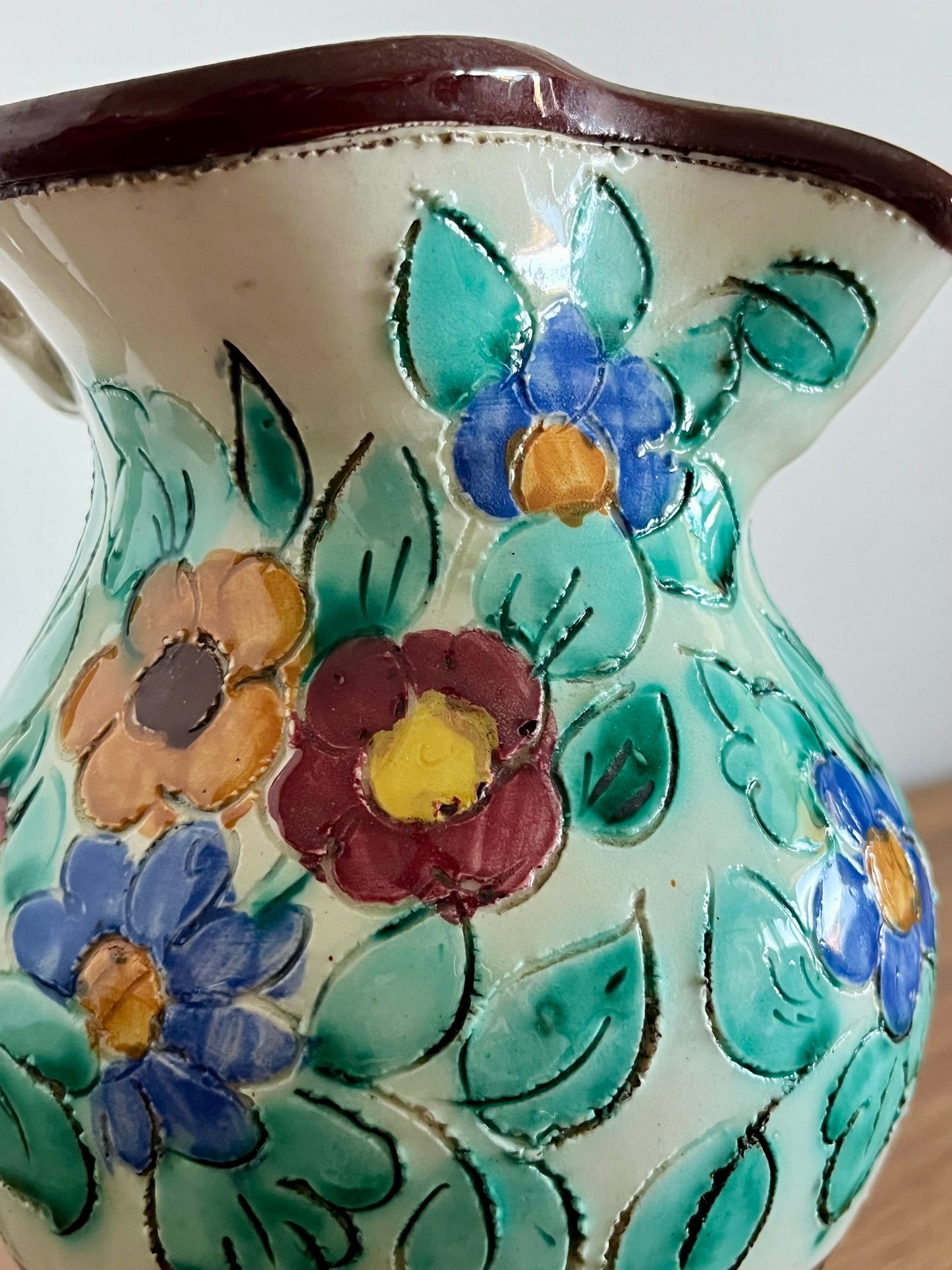 Pot à eau en céramique artisanale – Décor floral polychrome