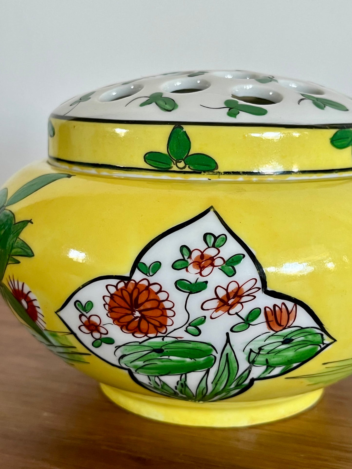 🌼 Vase pique-fleurs ancien en porcelaine de Limoges – Décor floral peint main jaune