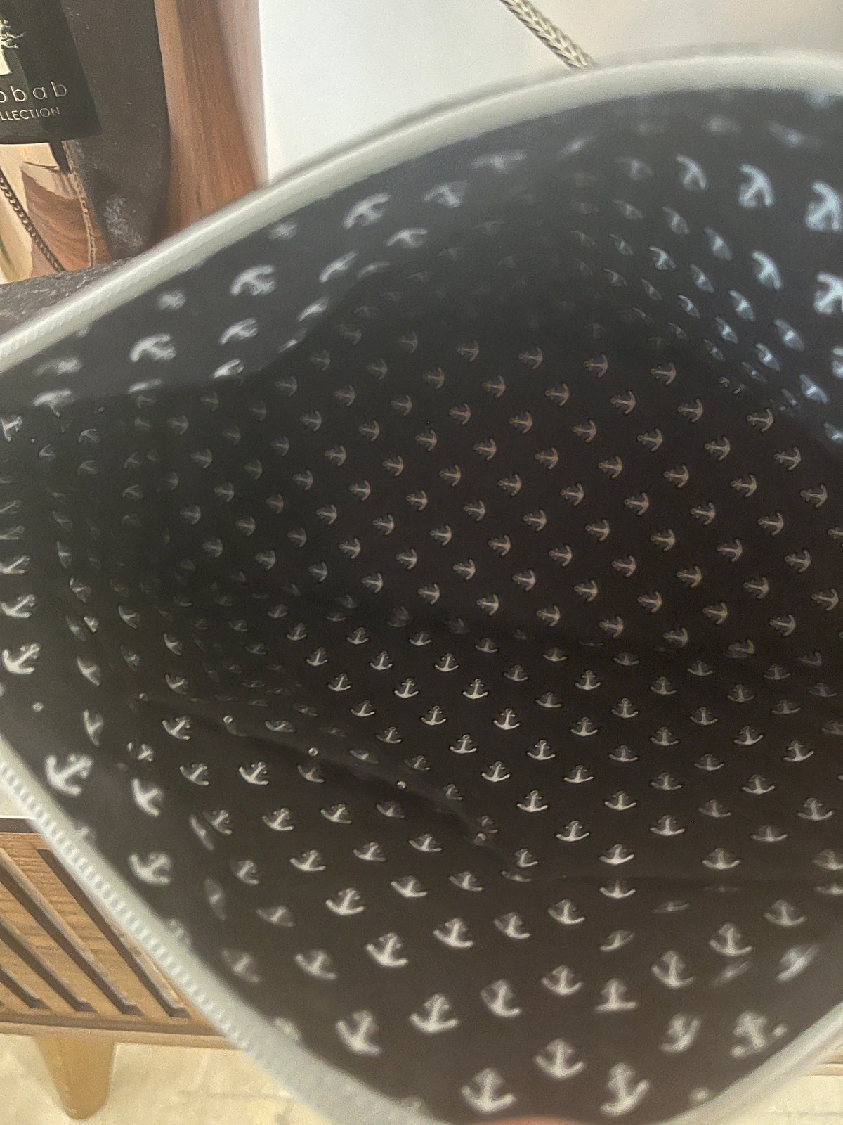 Sac à main noir en simili cuir brillant