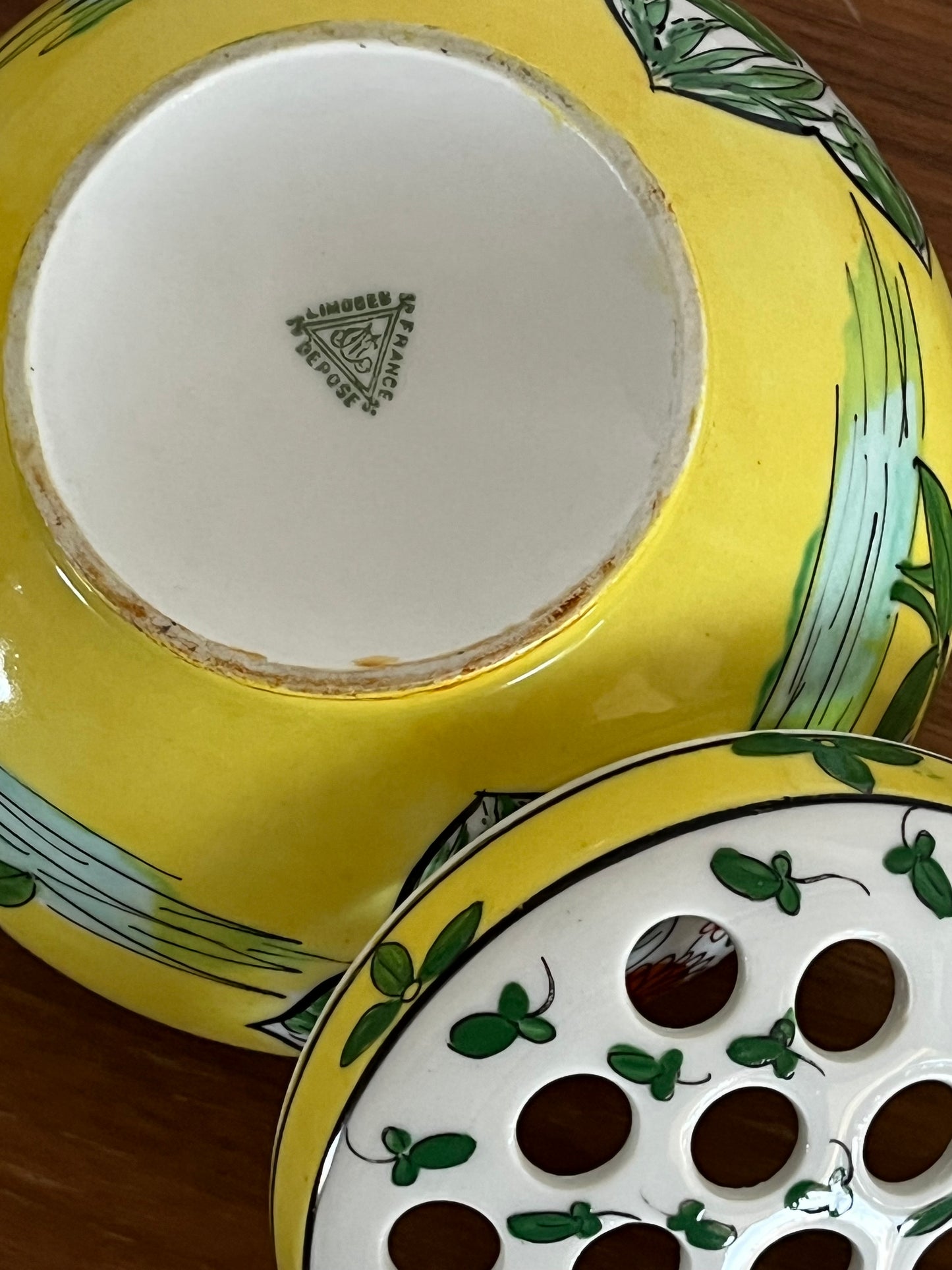 🌼 Vase pique-fleurs ancien en porcelaine de Limoges – Décor floral peint main jaune