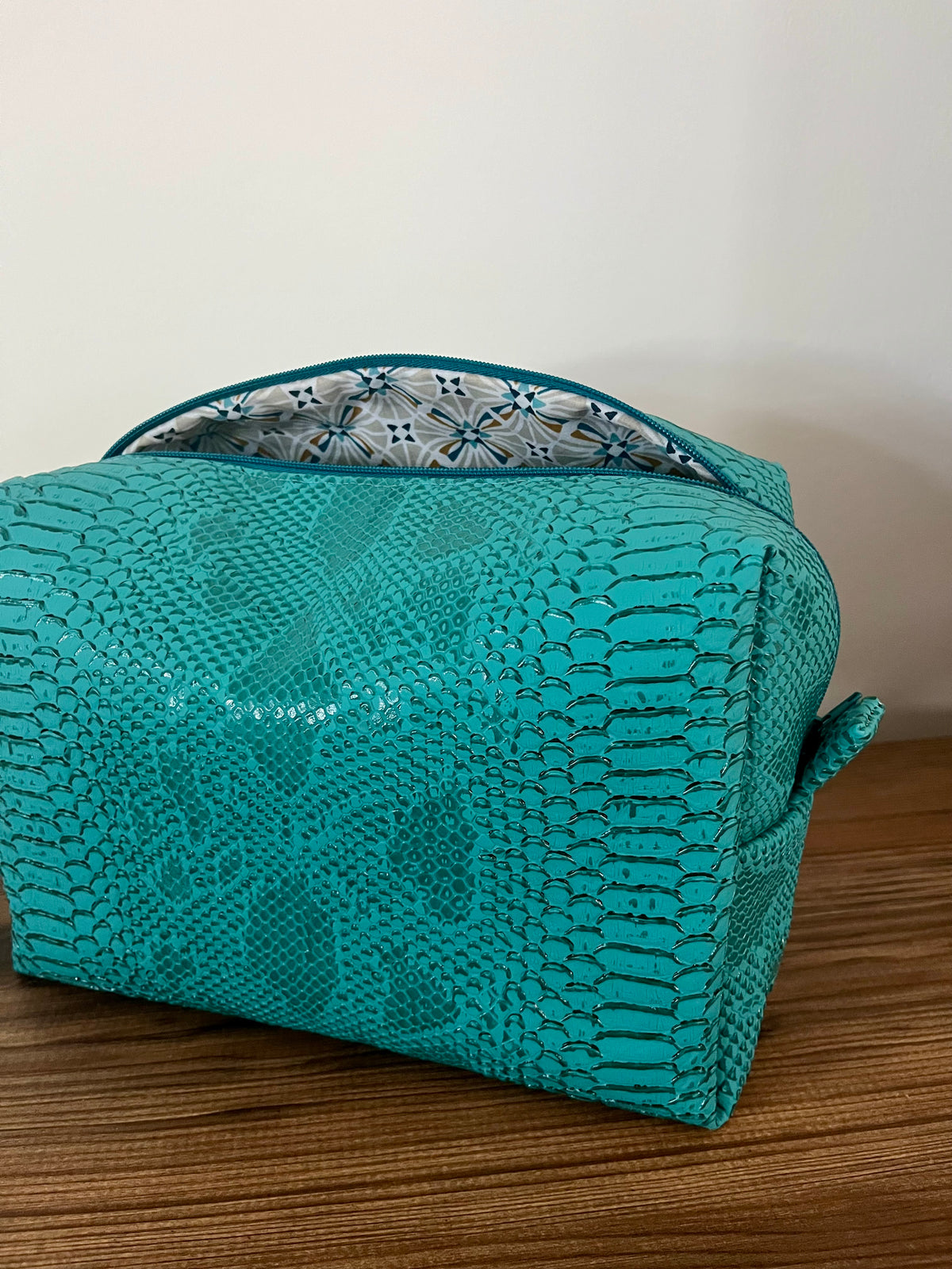 Trousse de toilette turquoise effet croco & pochette assortie