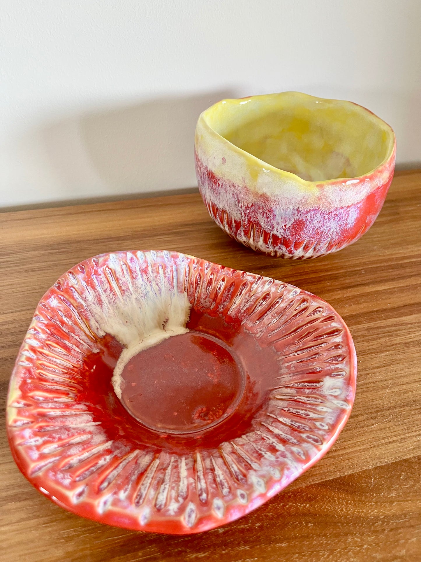 Petit vase ikebana vintage en céramique – rouge et jaune