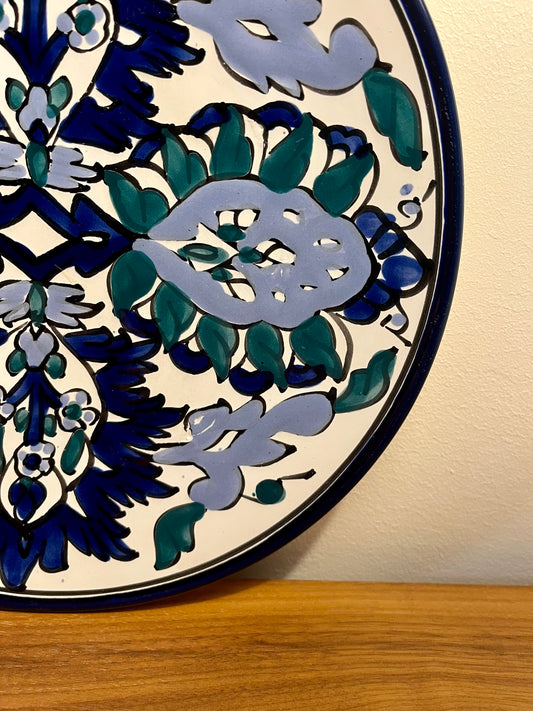 Assiette décorative en céramique peinte à la main – décor floral bleu et vert