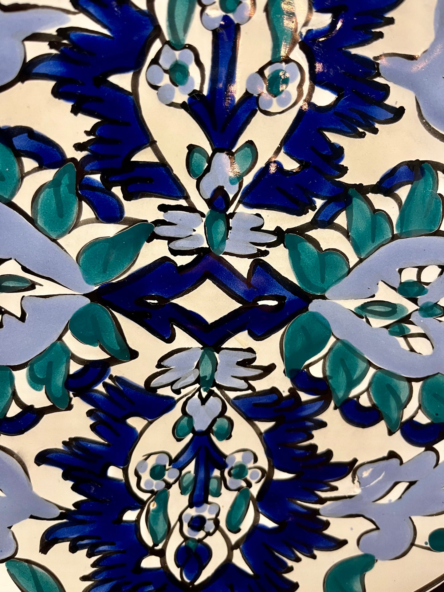 Assiette décorative en céramique peinte à la main – décor floral bleu et vert