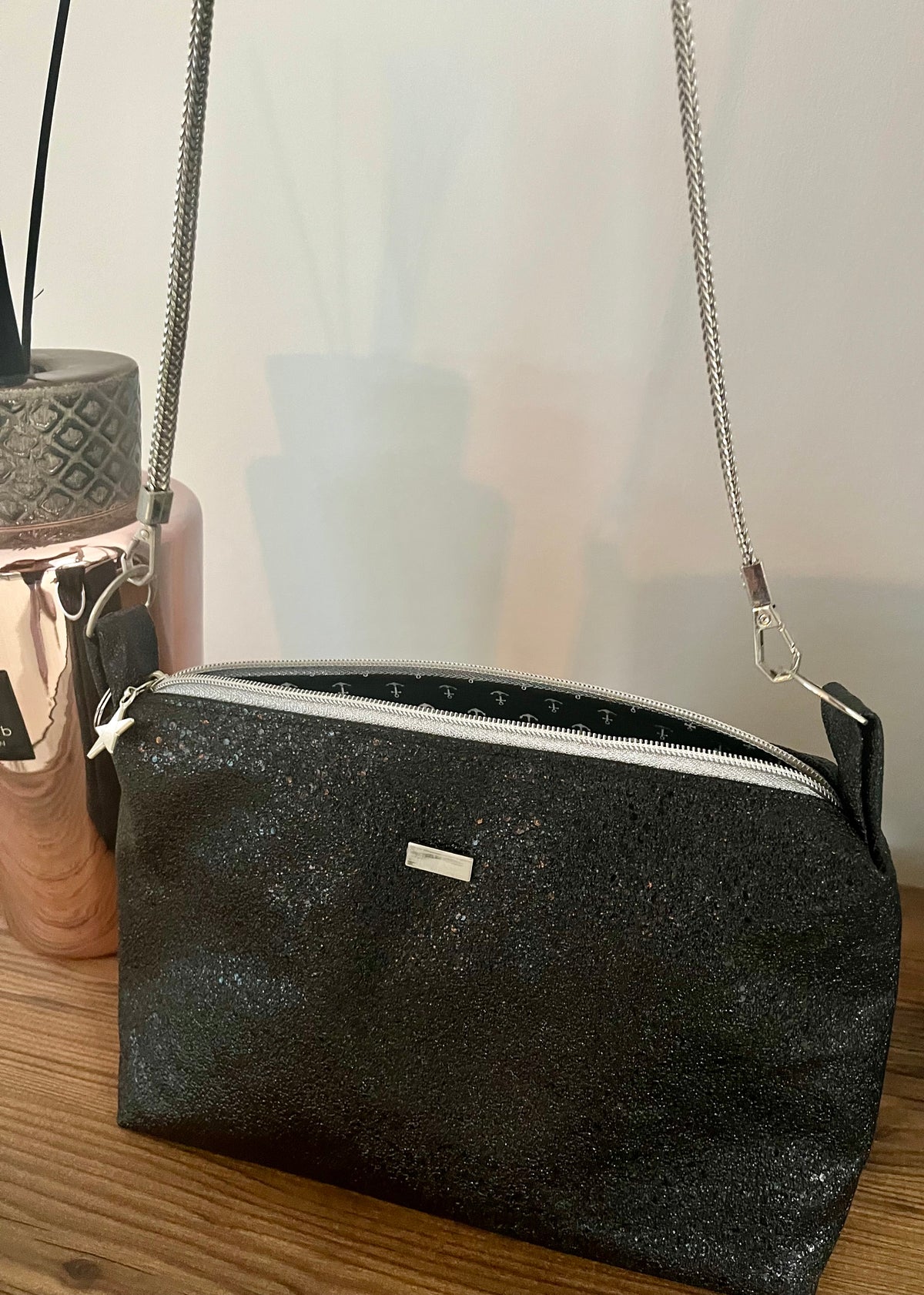 Sac à main noir en simili cuir brillant