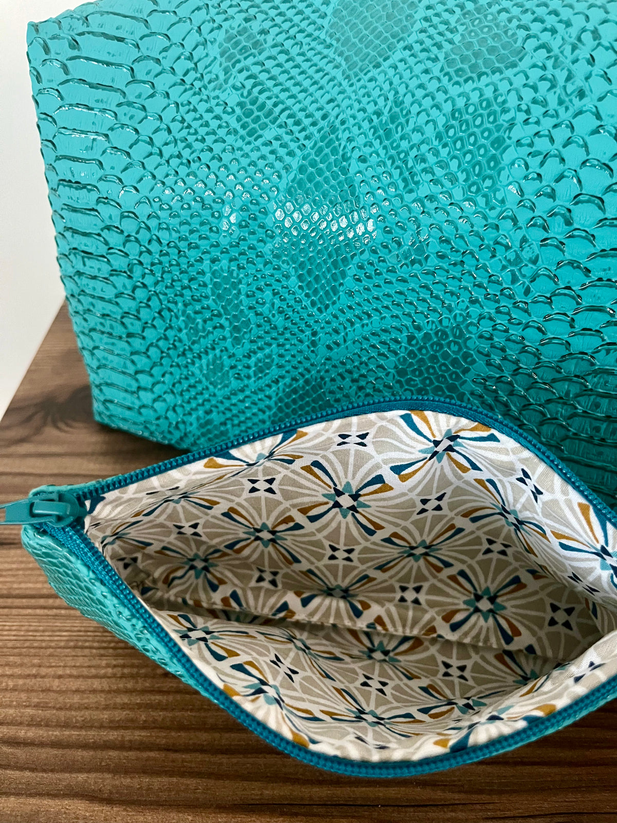 Trousse de toilette turquoise effet croco & pochette assortie