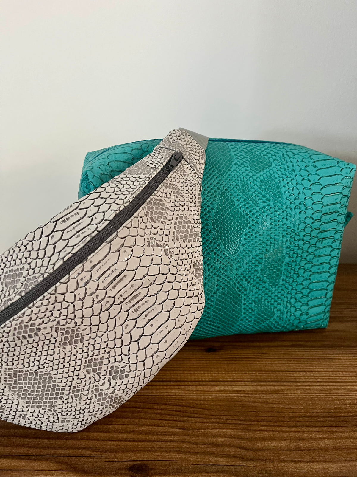 Sac banane gris effet croco