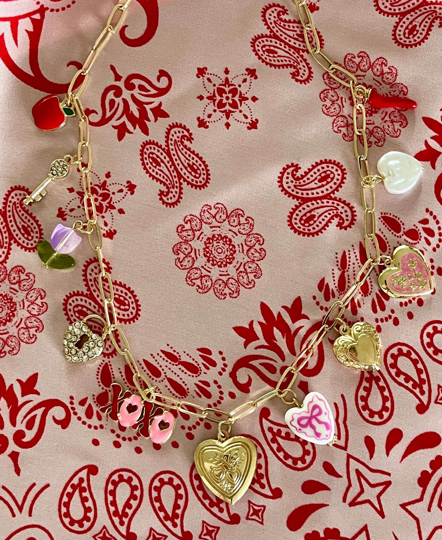 Collier charms xoxo
