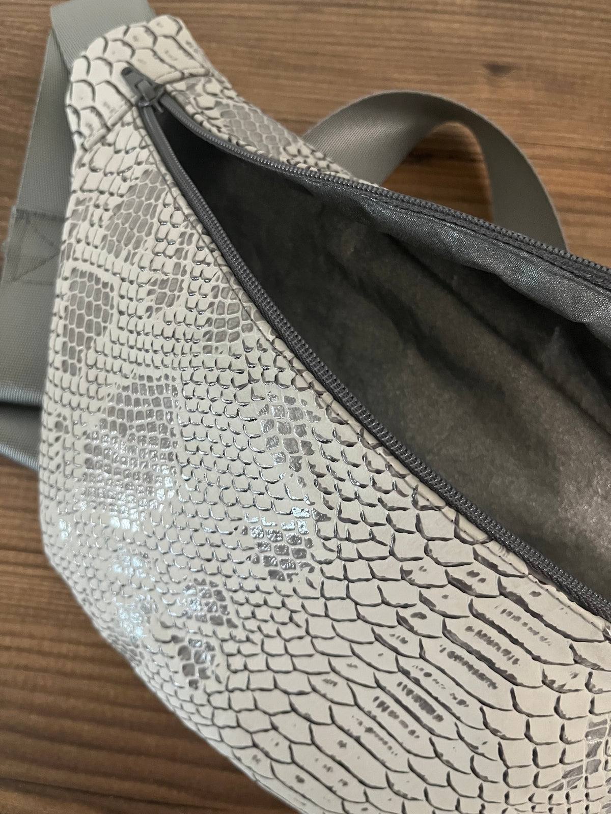 Sac banane gris effet croco