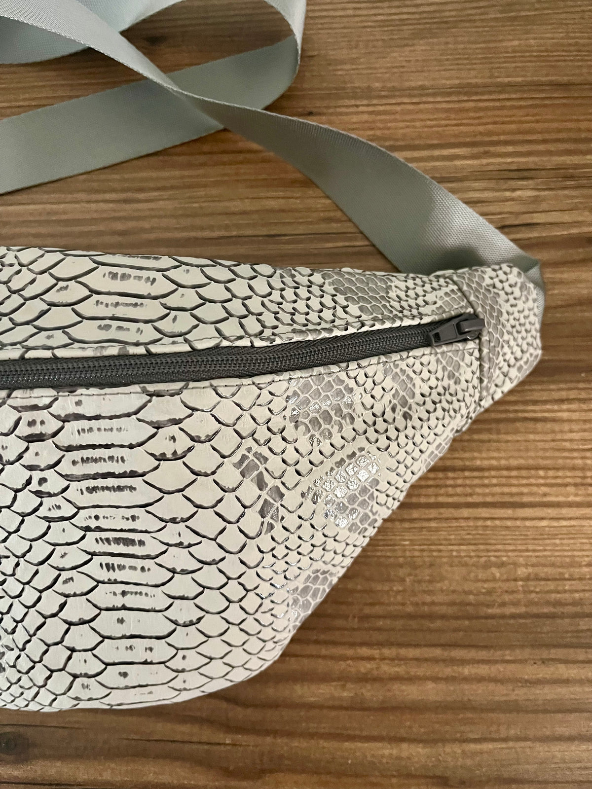 Sac banane gris effet croco