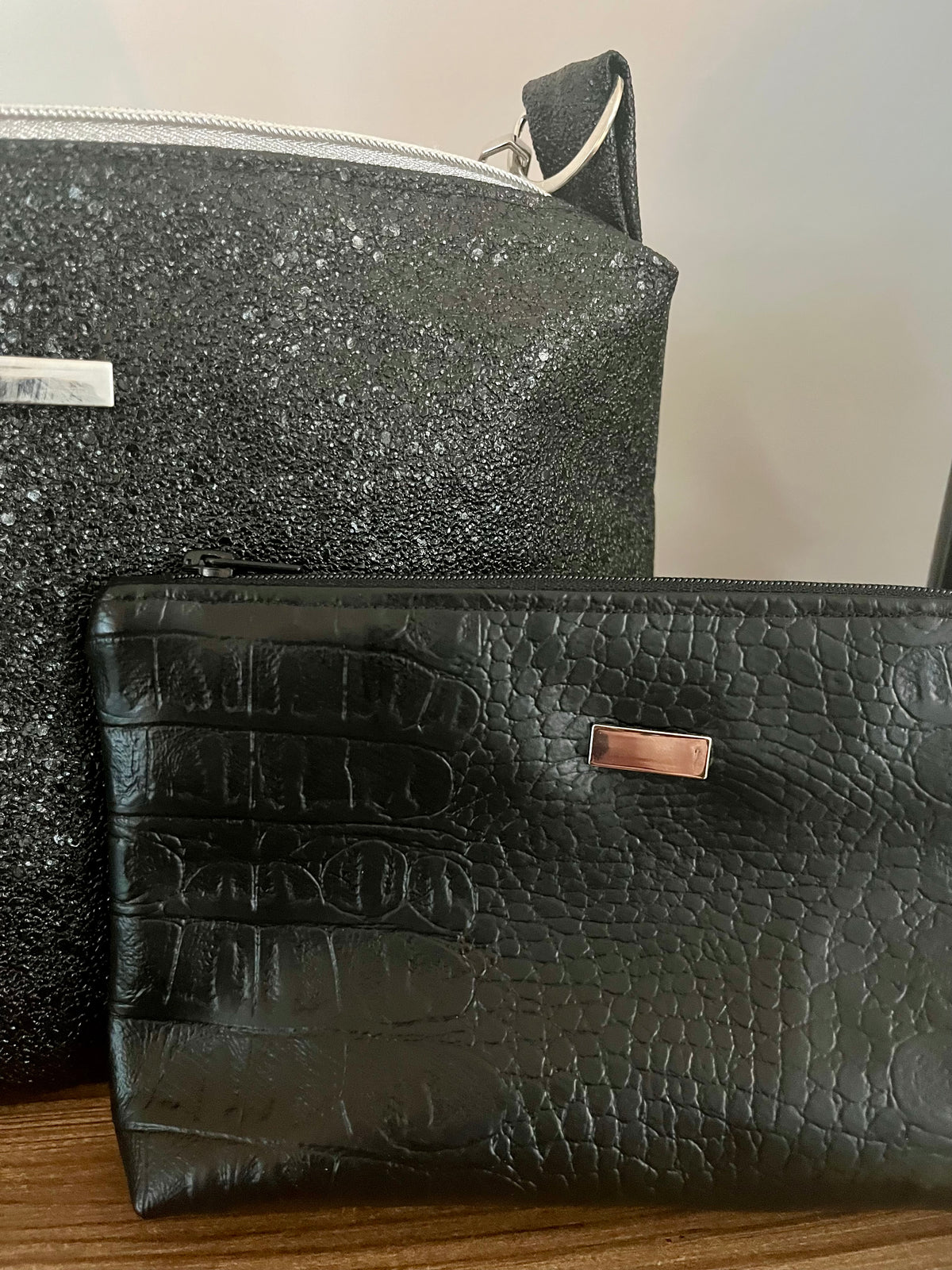 Sac à main noir en simili cuir brillant