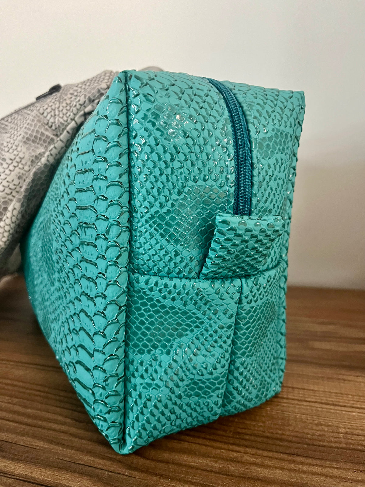 Trousse de toilette turquoise effet croco & pochette assortie