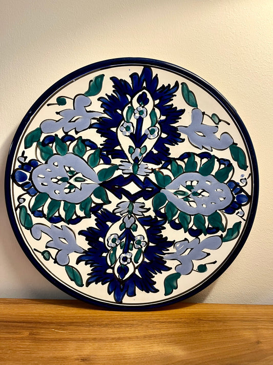 Assiette décorative en céramique peinte à la main – décor floral bleu et vert