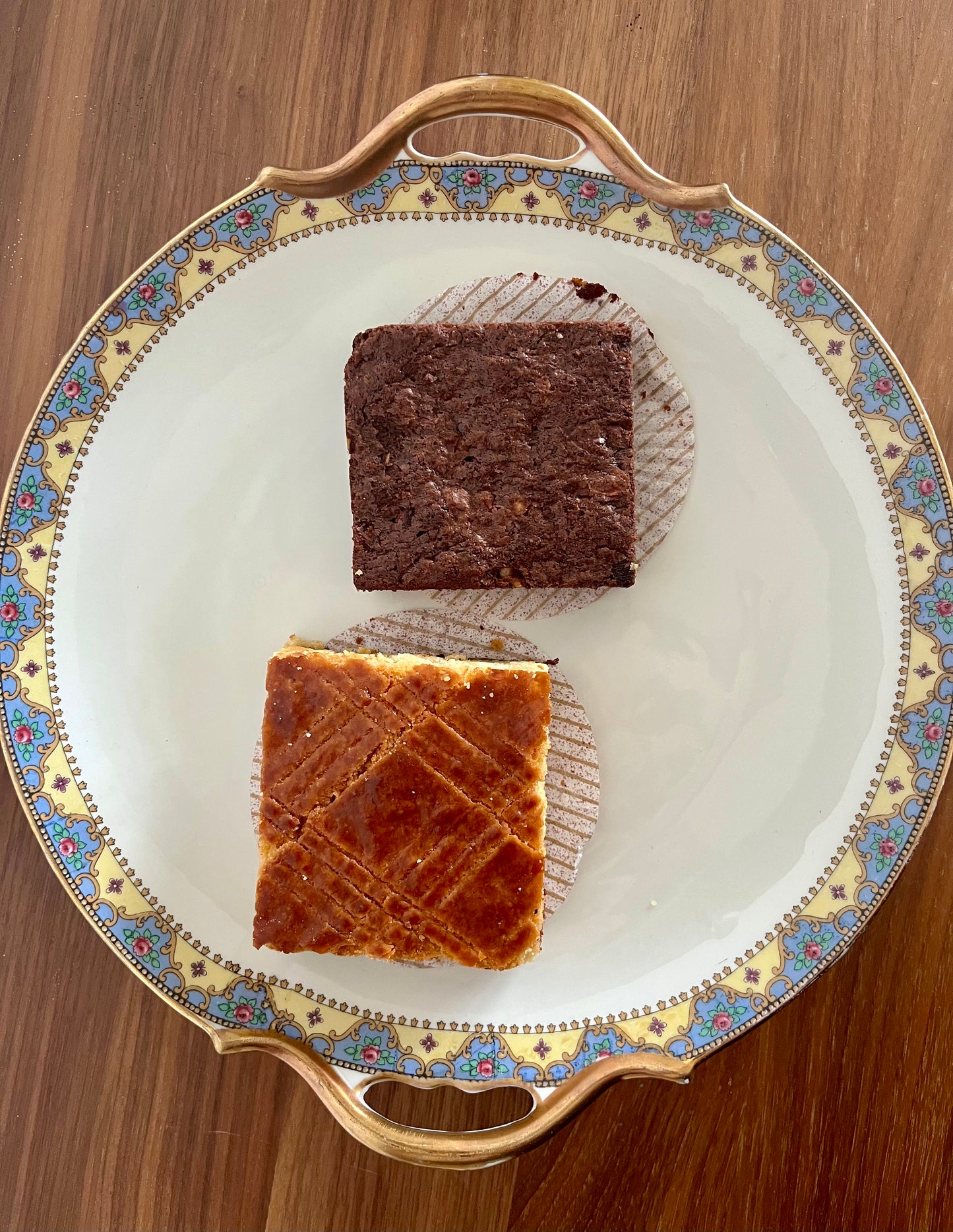 Plat à dessert en porcelaine de Limoges – décor floral et doré