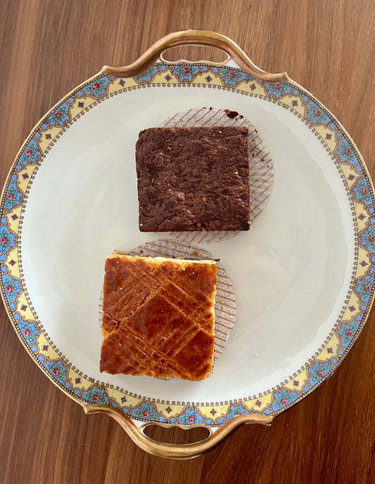 Plat à dessert en porcelaine de Limoges – décor floral et doré
