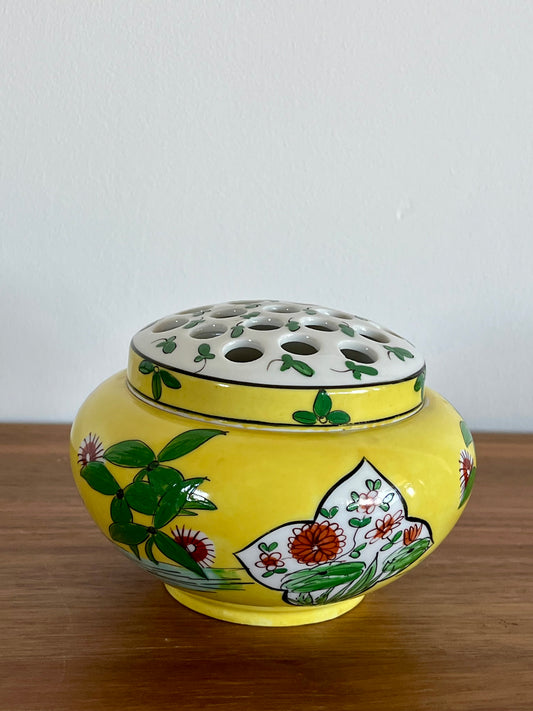 🌼 Vase pique-fleurs ancien en porcelaine de Limoges – Décor floral peint main jaune
