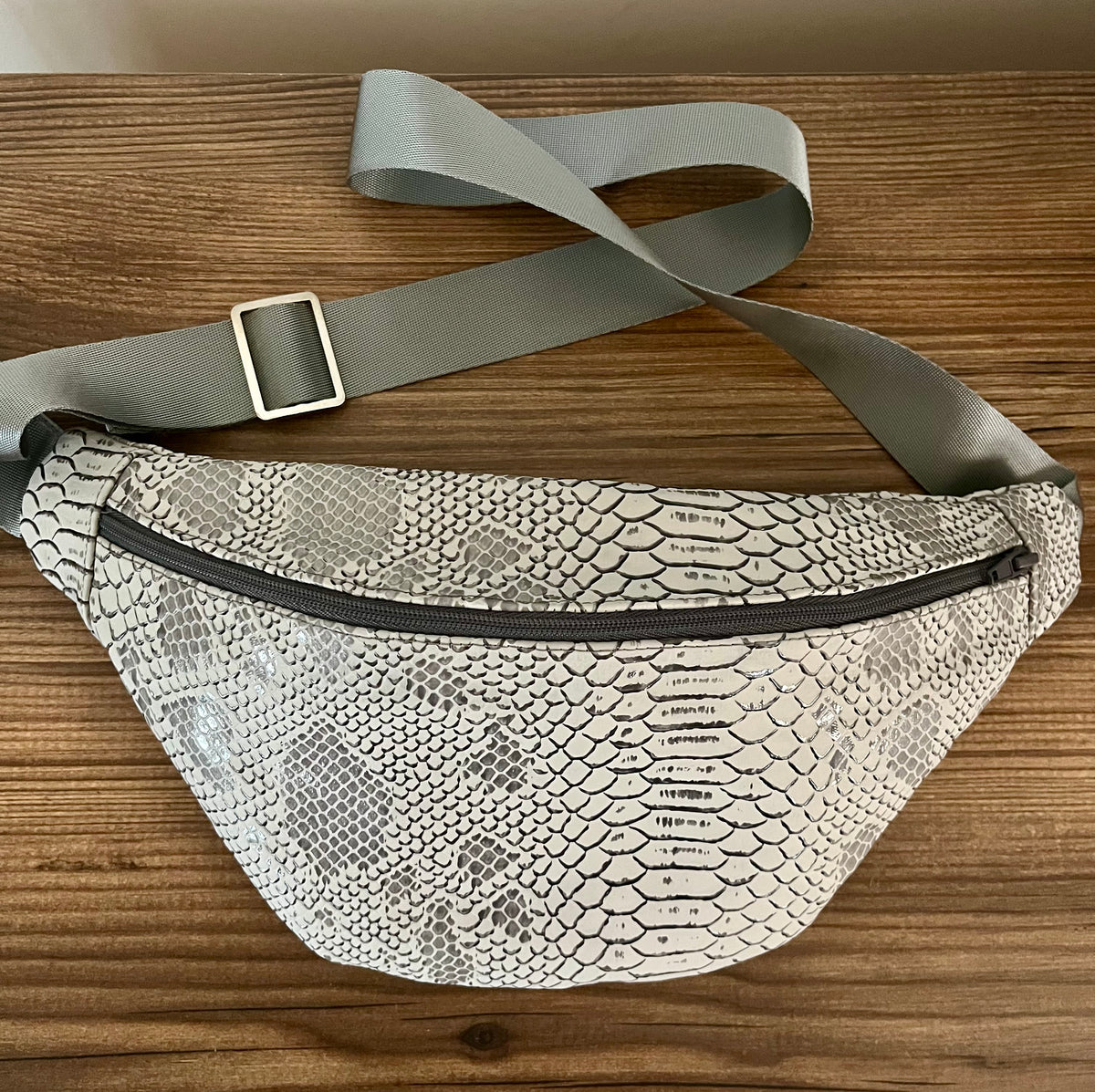 Sac banane gris effet croco