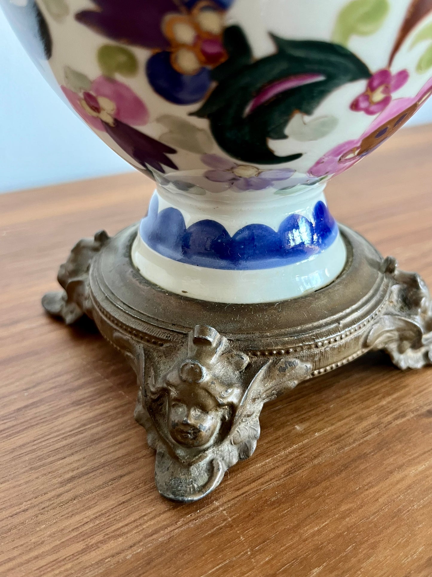 Vase ancien en faïence polychrome sur socle en métal – 19 cm