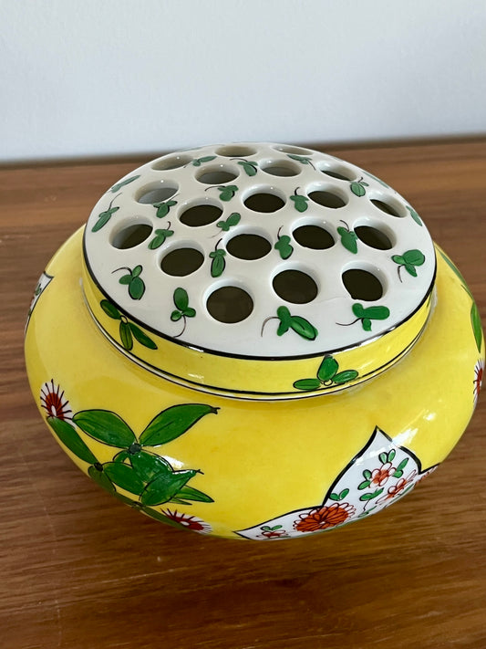 🌼 Vase pique-fleurs ancien en porcelaine de Limoges – Décor floral peint main jaune