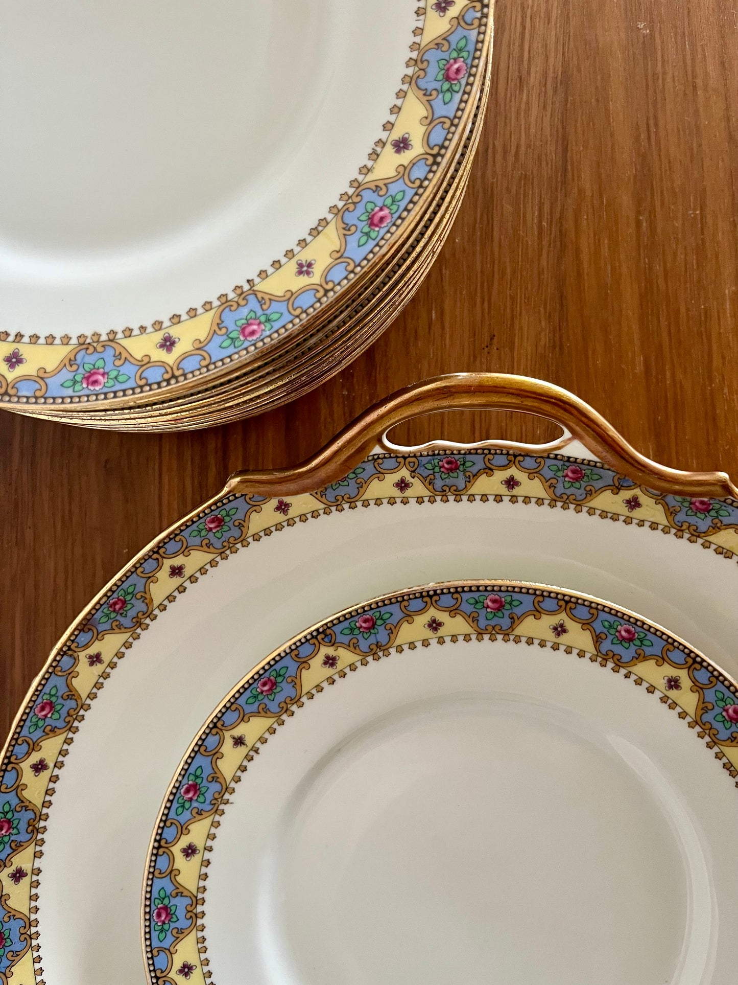 Plat à dessert en porcelaine de Limoges – décor floral et doré