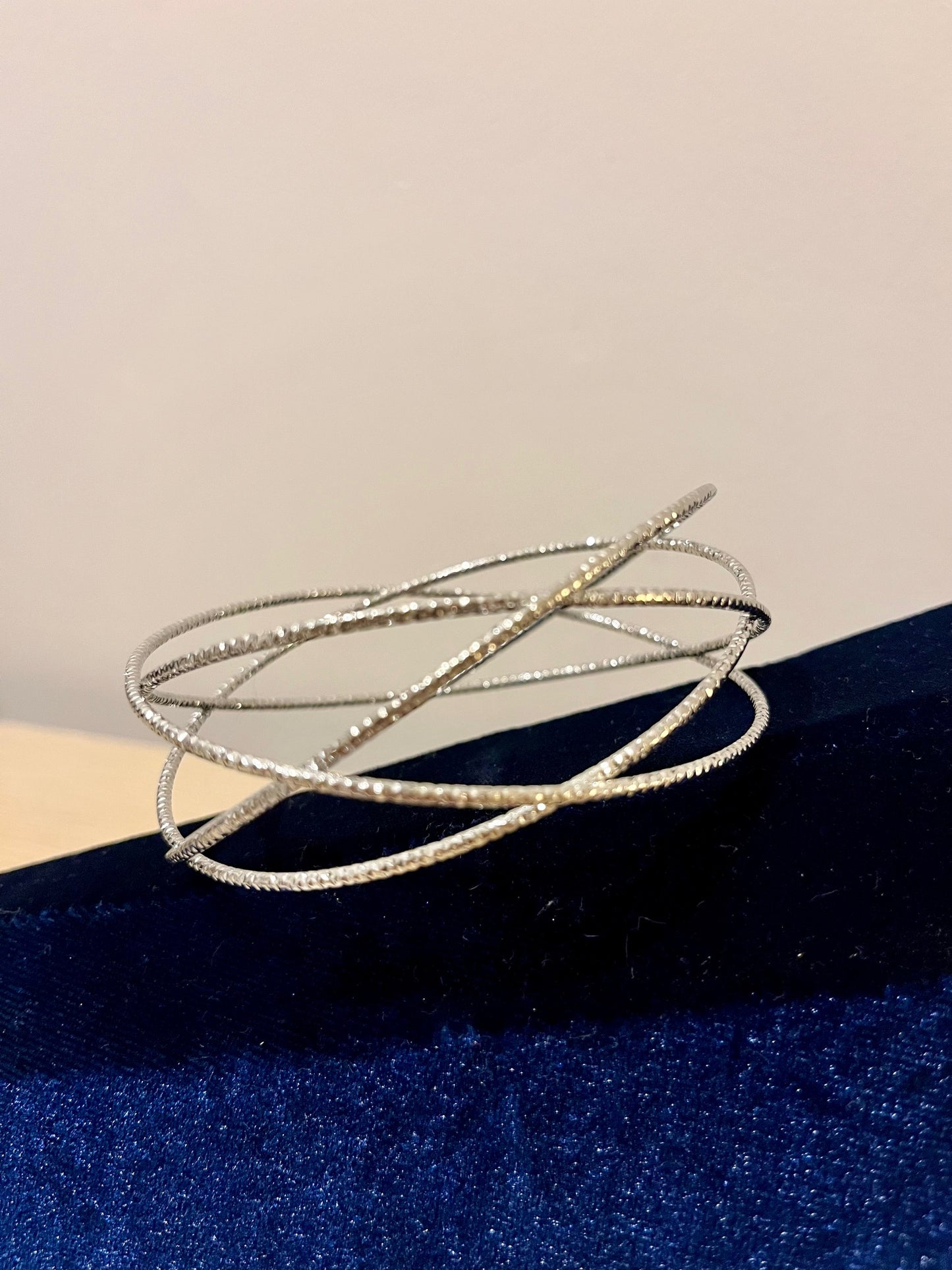 Manchette croisée argentée