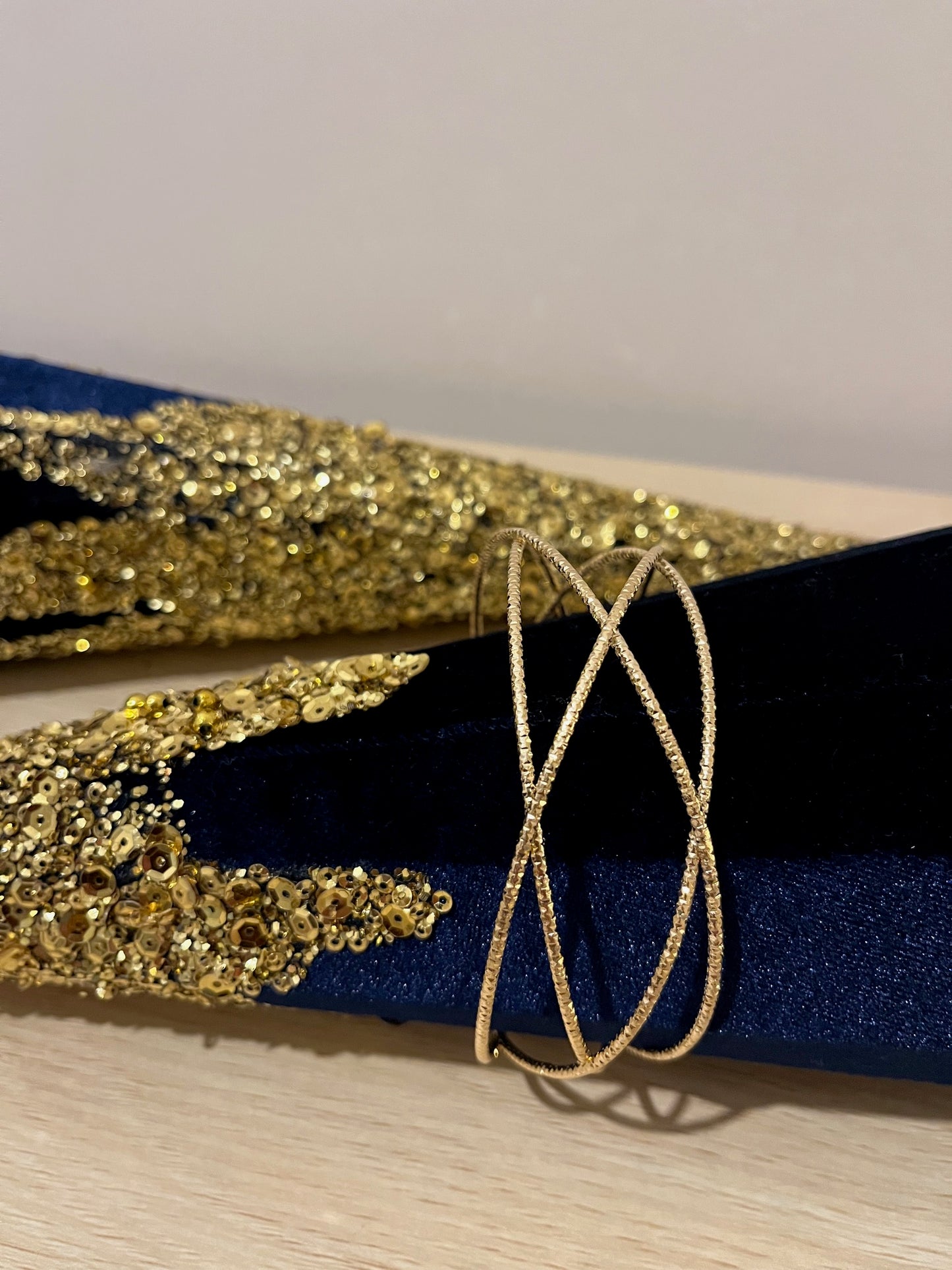 Manchette croisée dorée