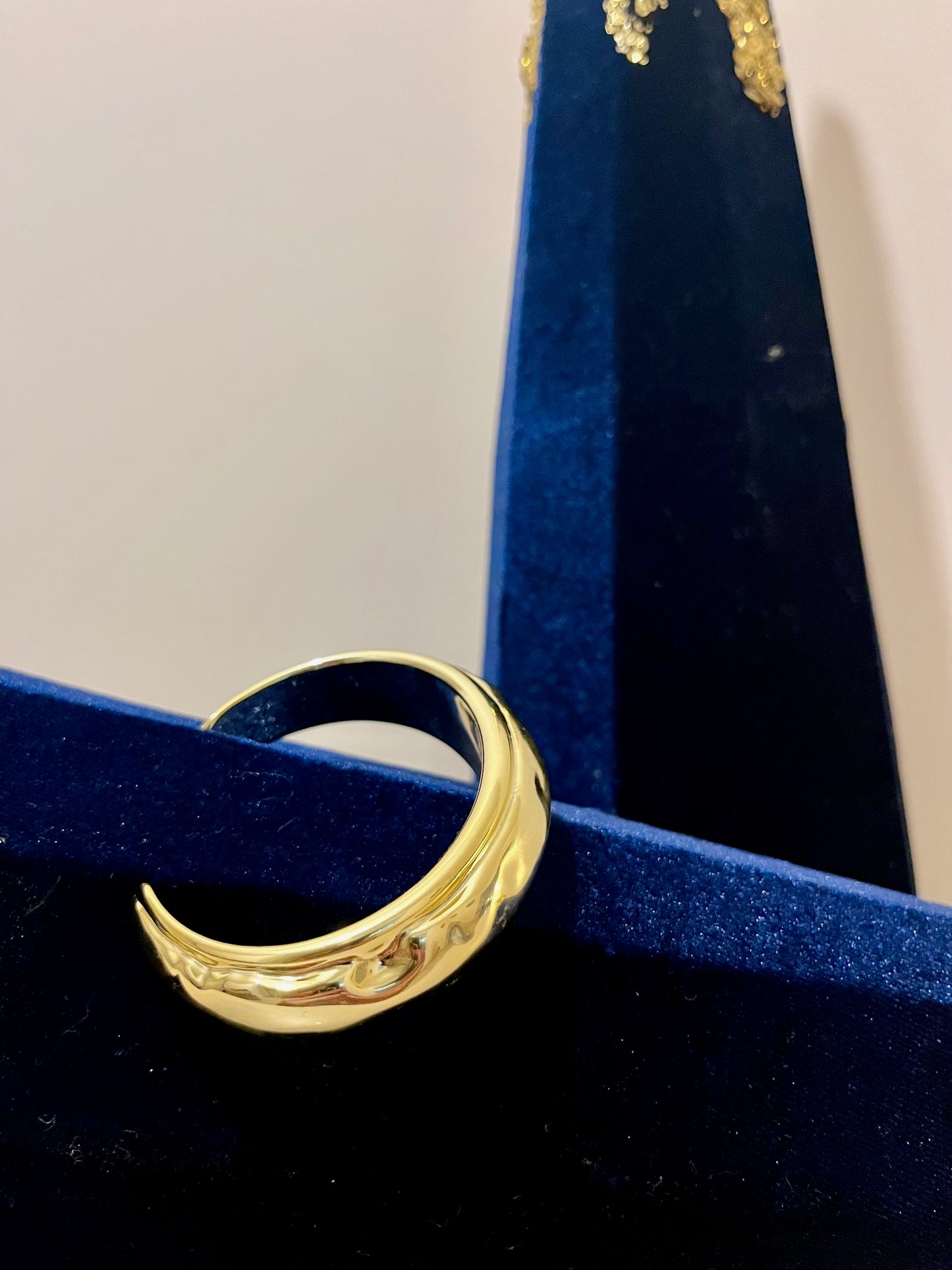 Bracelet jonc martelé doré