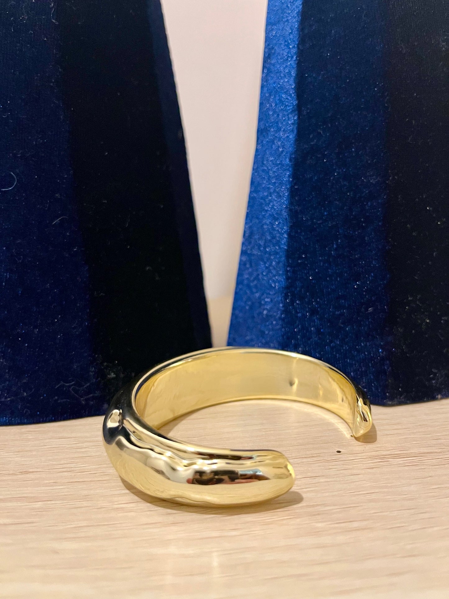 Bracelet jonc martelé doré