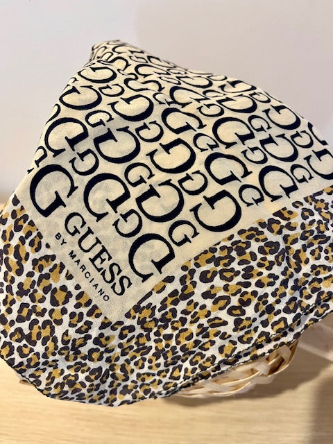Carré de soie Guess