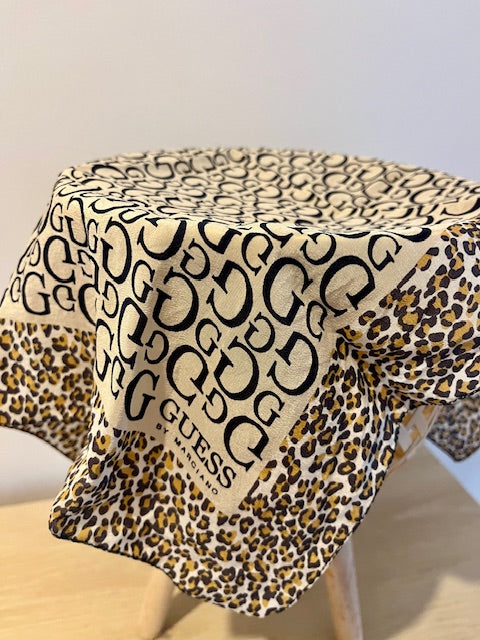 Carré de soie Guess