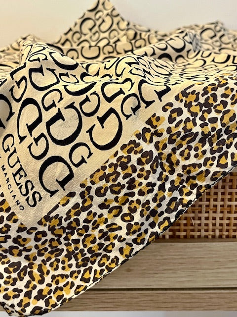 Carré de soie Guess